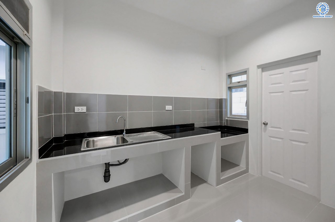 บ้านมือสองตกแต่งใหม่ โครงการ ไลฟ์ บางกอก บูเลอวาร์ด ปิ่นเกล้า-เพชรเกษม เนื้อที่กว้างกว่า 52.5 ตร.ว ฟังก์ชัน 3 ห้องนอน 3 ห้องน้ำ 2 ที่จอดรถ บนทำเลติดถนนพุทธมณฑลสาย4 ตอบโจทย์กับทุกครอบครัว ใกล้แหล่งช้อปปิ้ง "เซ็นทรัล ศาลายา" รถไฟฟ้าสายสีน้ำเงิน "สถานีหลักสอง" และจุดขึ้นทางด่วน "ศรีรัช"